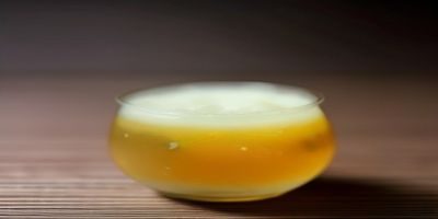 透明玻璃杯中盛放着西瓜柠檬气泡水，加入冰块和薄荷，清爽的夏日饮品特写